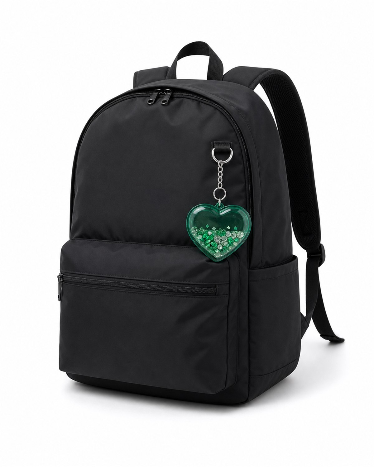 深緑のシャカシャカリュック。黒のリュックに深緑のシャカシャカを取り付けた完成コーデ例
