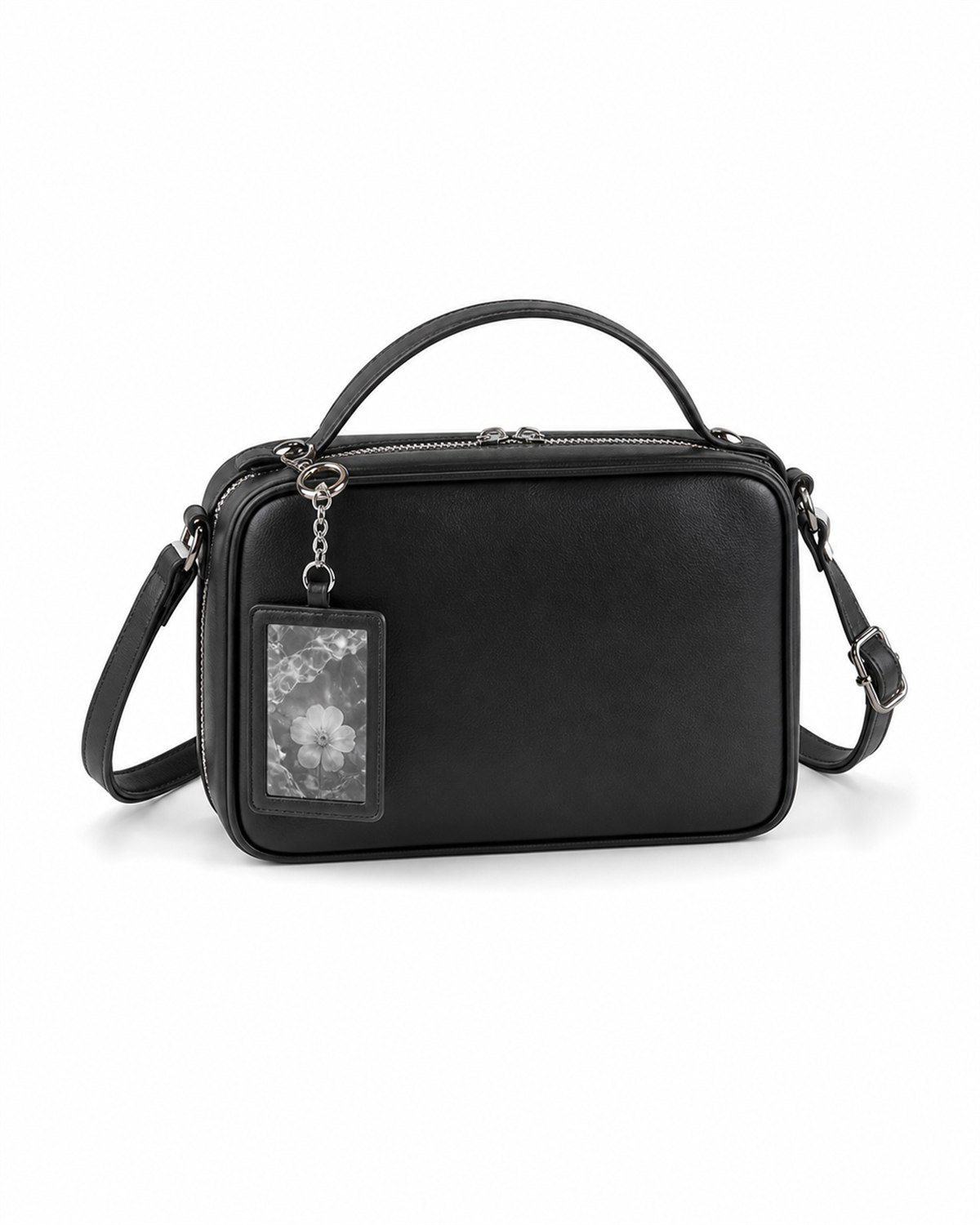 黒推しの大人っぽフォトショルダー。黒のボックスショルダー(カメラバッグ型)に黒のフォトを取り付けた完成コーデ例
