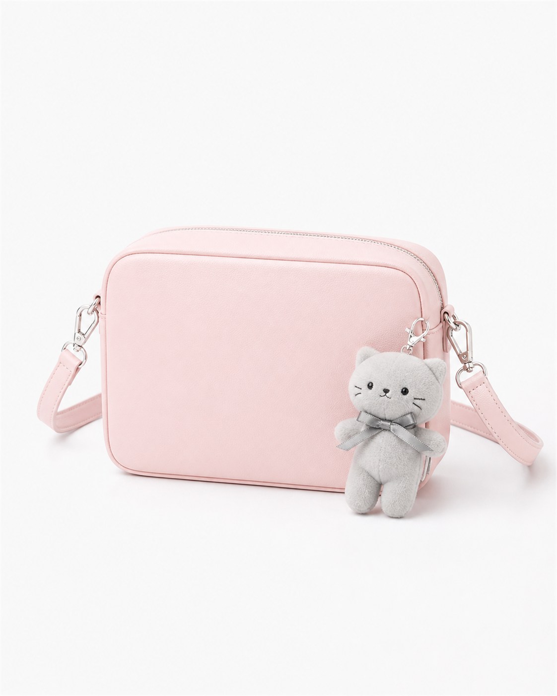 ライトグレーのぬいショルダー。ピンクのボックスショルダー（カメラバッグ型）にライトグレーのぬいを取り付けた完成コーデ例