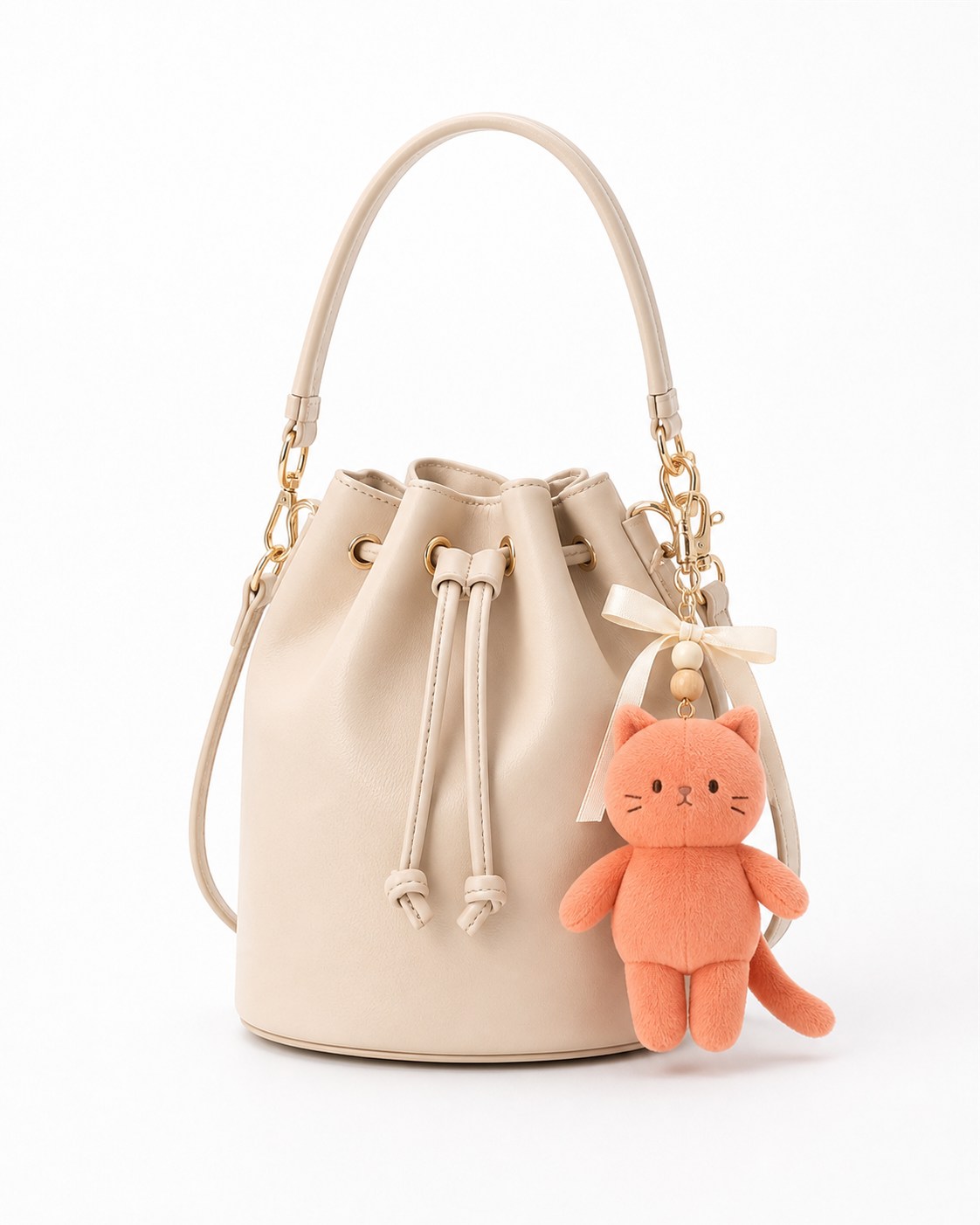 コーラルオレンジのぬいバケット。ベージュのバケットバッグ(巾着型)にコーラルオレンジのぬいを取り付けた完成コーデ例
