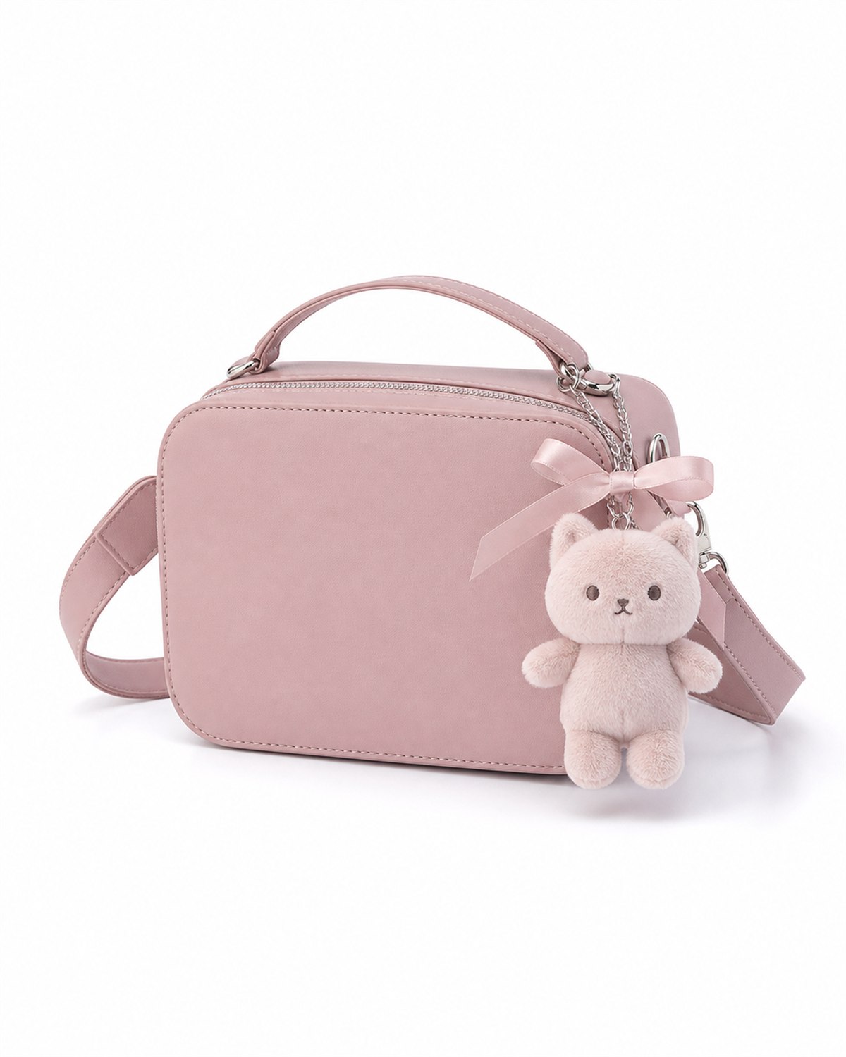 くすみピンクのぬいショルダー。ピンクのボックスショルダー（カメラバッグ型）にくすみピンクのぬいを取り付けた完成コーデ例